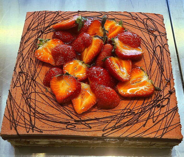 Entremets aux fraises et décor chocolat