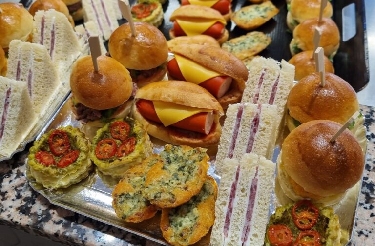 Plateau mini burgers bruschettas