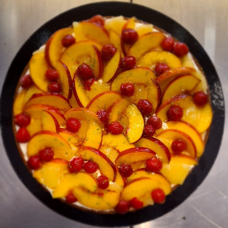 Tarte aux fruits : pêches, fraises et framboises